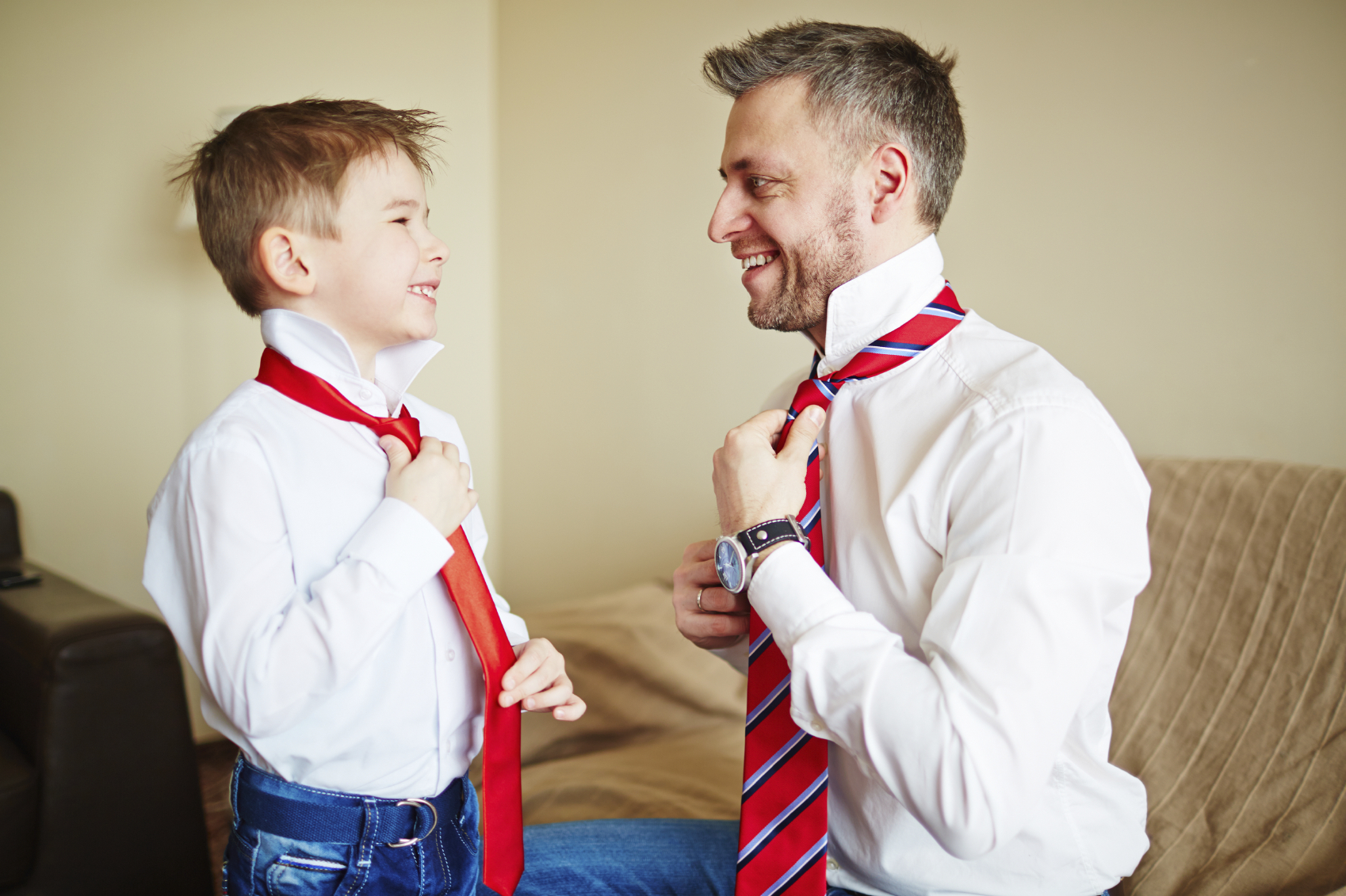 Мальчик завязывает галстук