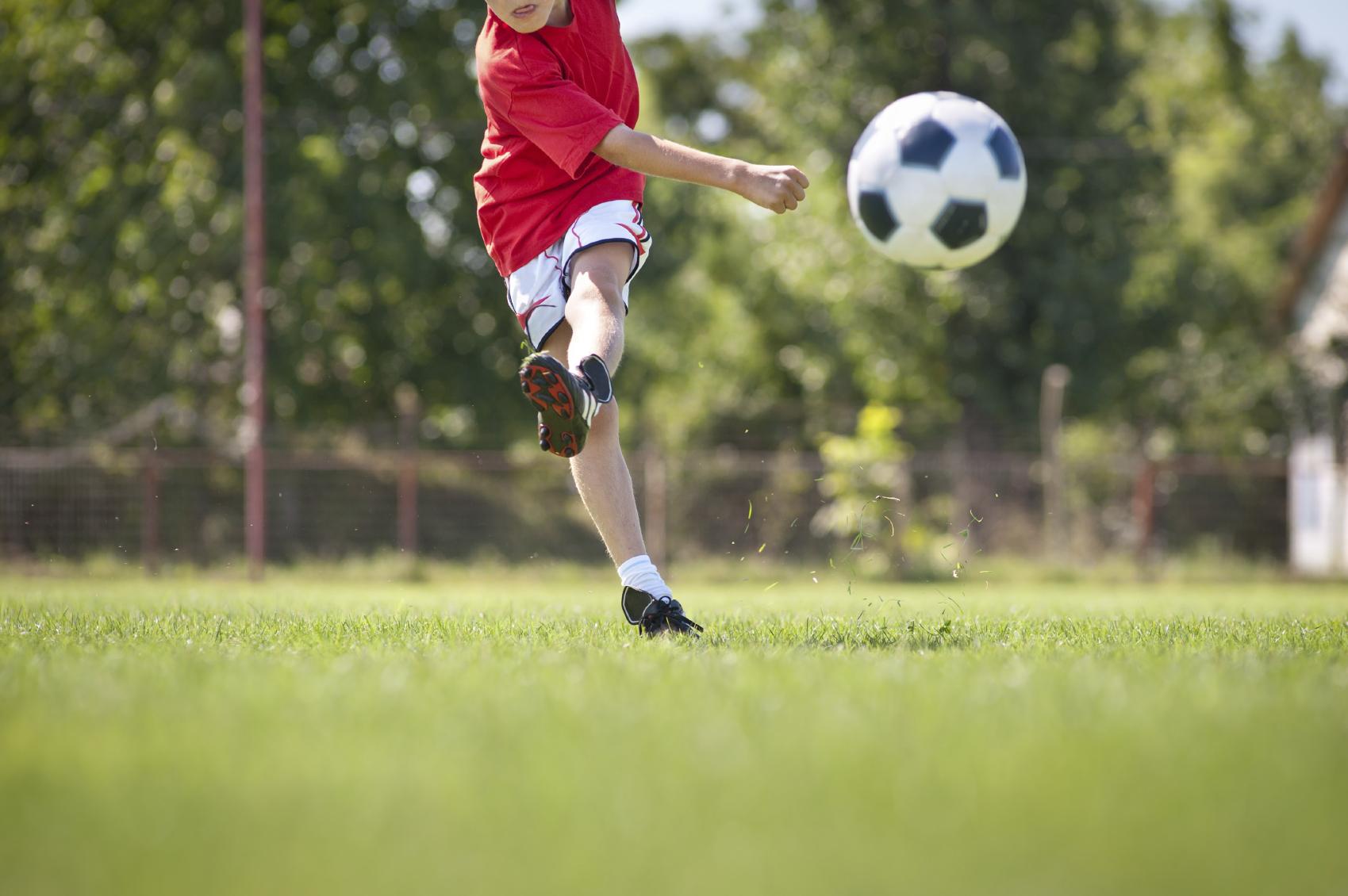 Мальчик мяч футбол. Ребенок с футбольным мячом. Мальчик с футбольным мячом. Пинает мяч. Футбол на природе.