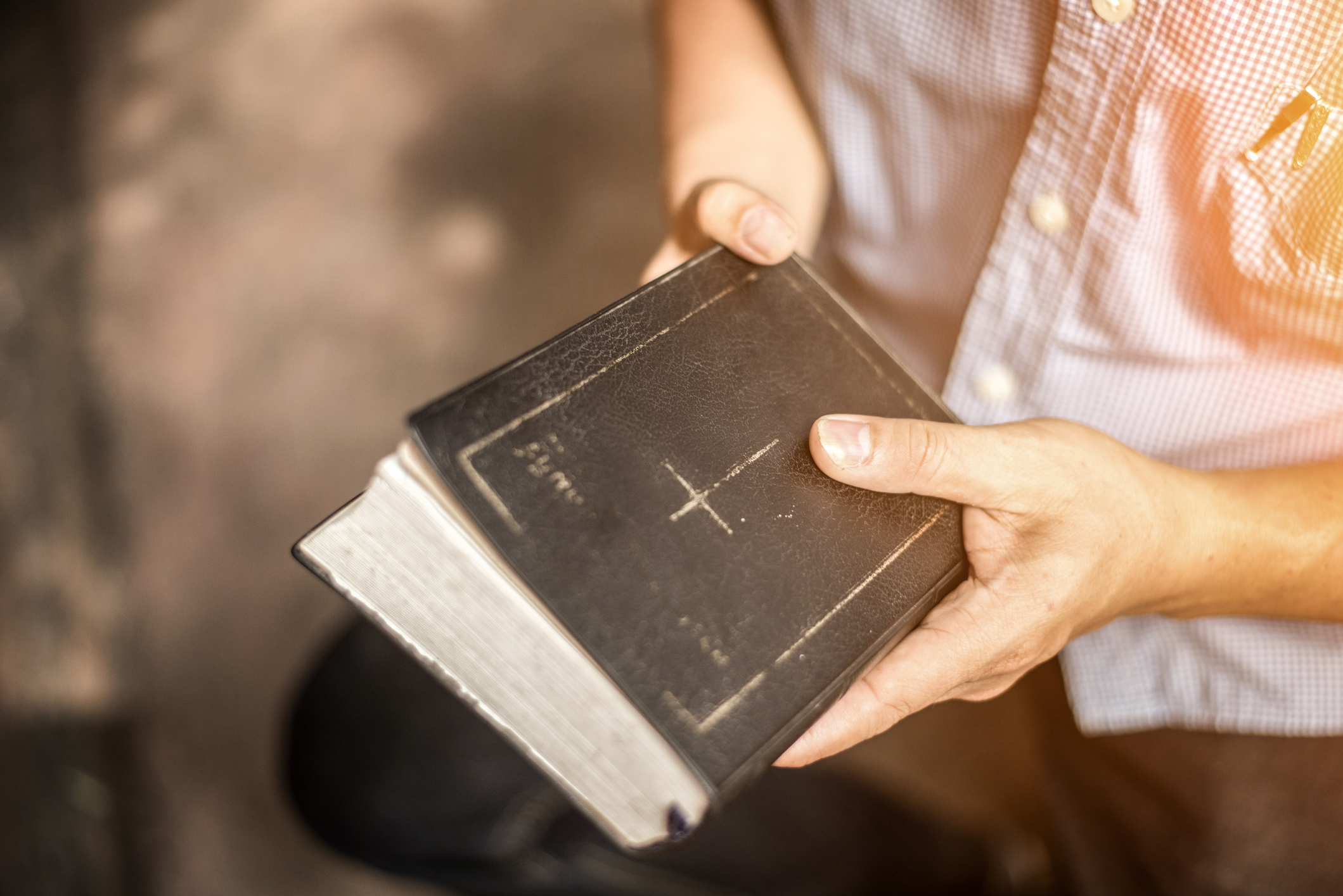 Бывший муж библия. Человек с Библией в руках. Библия в руках. Человек читает Библию. Библия в руках мужчины.