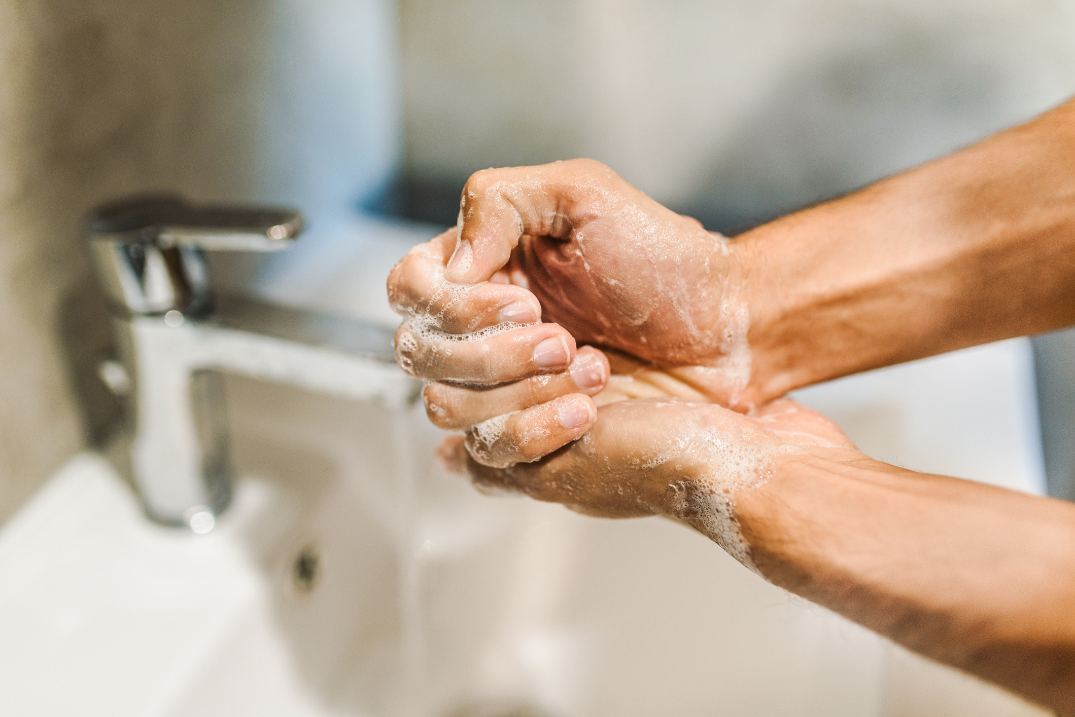 Мытье рук пациенту. Человек намыливает руки. Человек моет руки с мылом. Человек моющий руки. Человек моет человека.